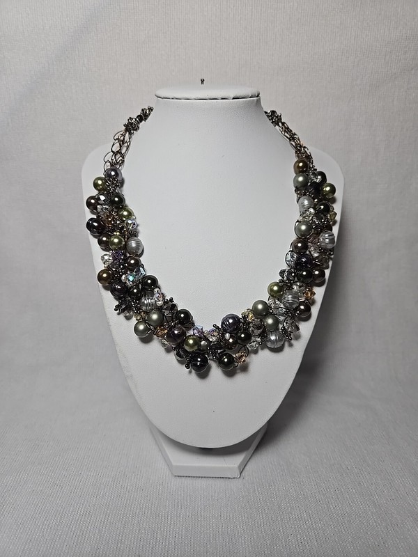 Stunning Short Pearl Beaded And Glass Neacklace.