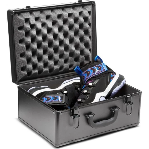 Jordan on sale 17 case