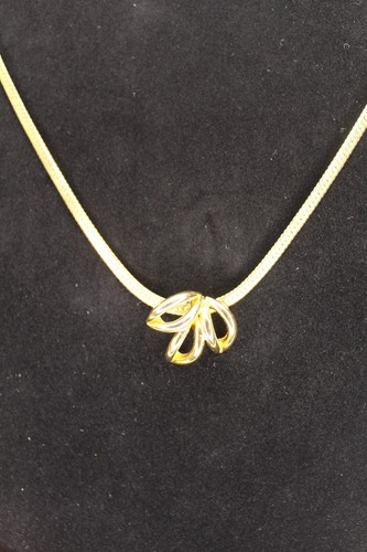 Vintage Avon?? Gold Tone Leaf 18" necklace - Picture 2 of 2