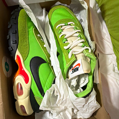 Nike Air Max Waffle Men s Low Top Lace-Up Athletic Sneakers Green/White/Black