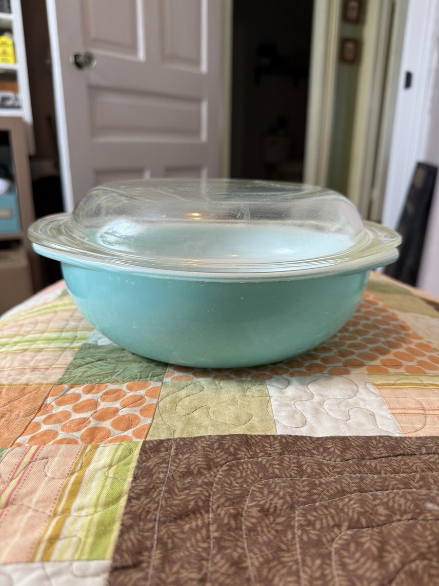 Vintage Pyrex 024 2qt Bowl w/ Lid Teal TurquoiseAqua Robin Egg