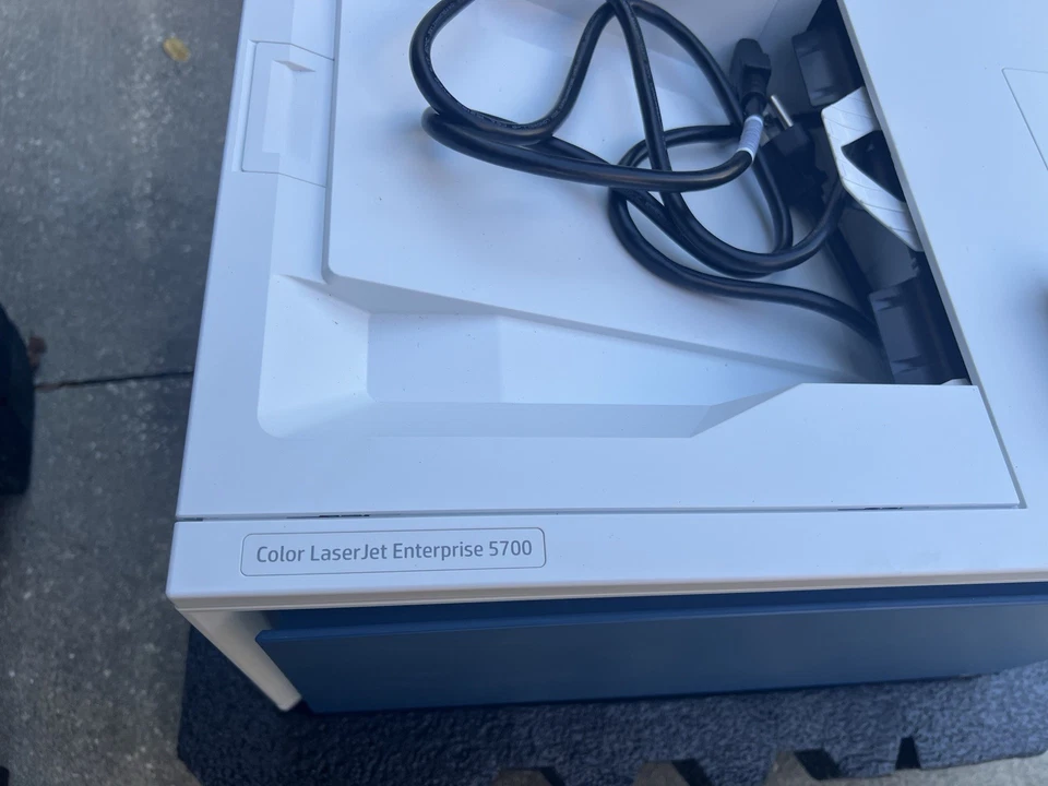 Impresora HP Color LaserJet Enterprise 5700dn Foto 3 de 4