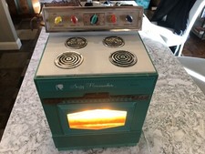  Vintage  1966 Suzy Homemaker Oven w/ Muffin Tray and pans works  