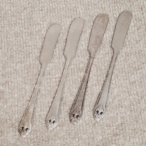 Holmes & Edwards 4 Flat Handle Butter Spreaders Lovely Lady Silverplate Inlaid - Picture 1 of 8