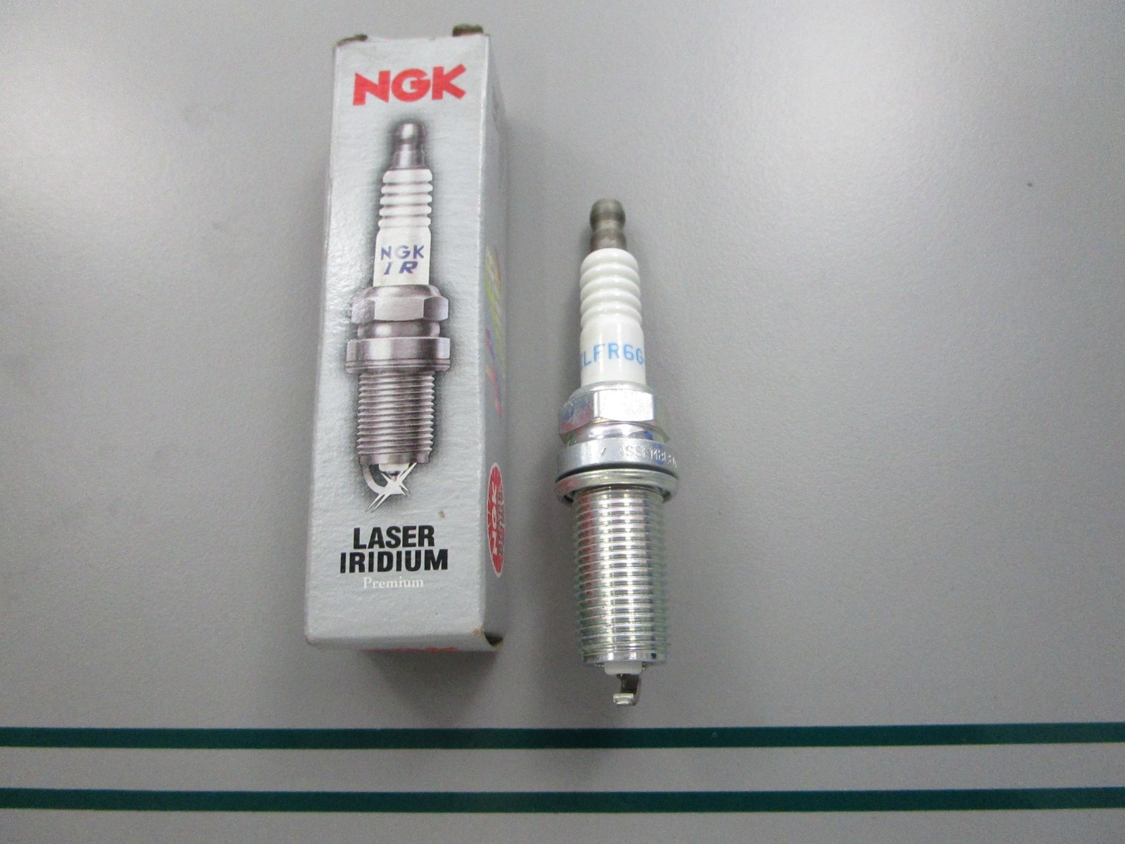 NEW ILFR6G-E NGK Spark Plug 0810