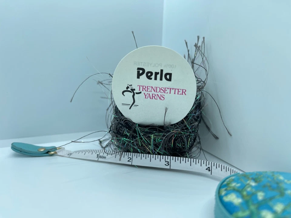 Hilo de pestañas Trendsetter Perla #73 humo - gris verde iridiscente 20 gr 84yds Foto 2 de 4