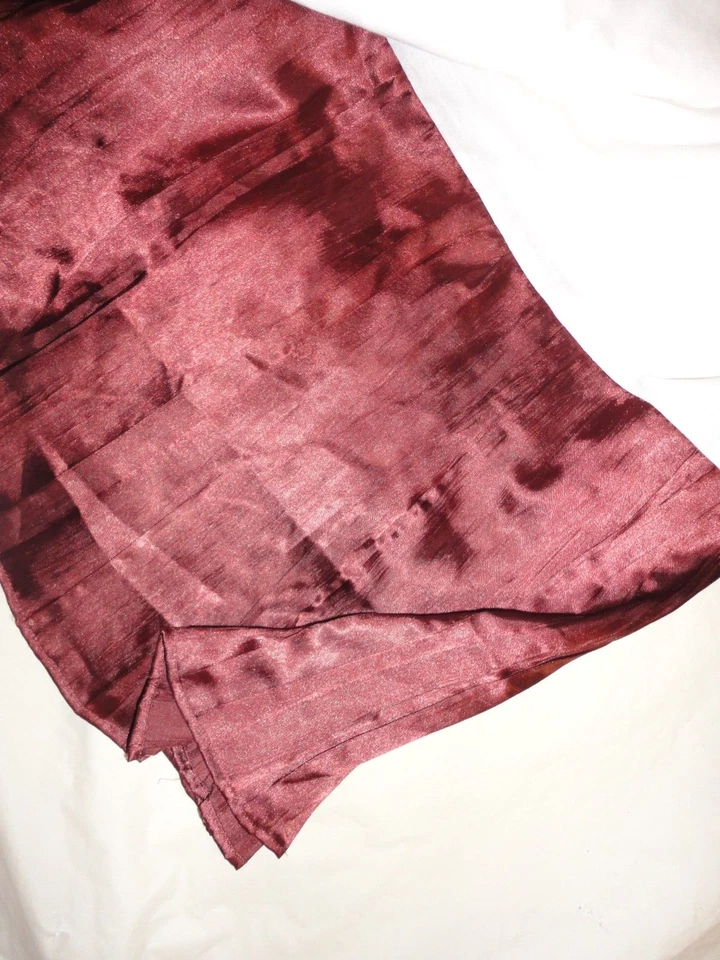 FALDA DE CAMA CROSCILL PLISADA ARRUGADA PREMIER MERLOT ROJA KING ESQUINA DIVIDIDA 14" CAÍDA Foto 2 de 4