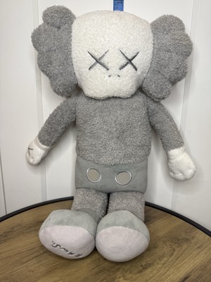 KAWS: Holiday - Hong Kong Companion Plüschtier groß 20 Zoll grau Stofftier