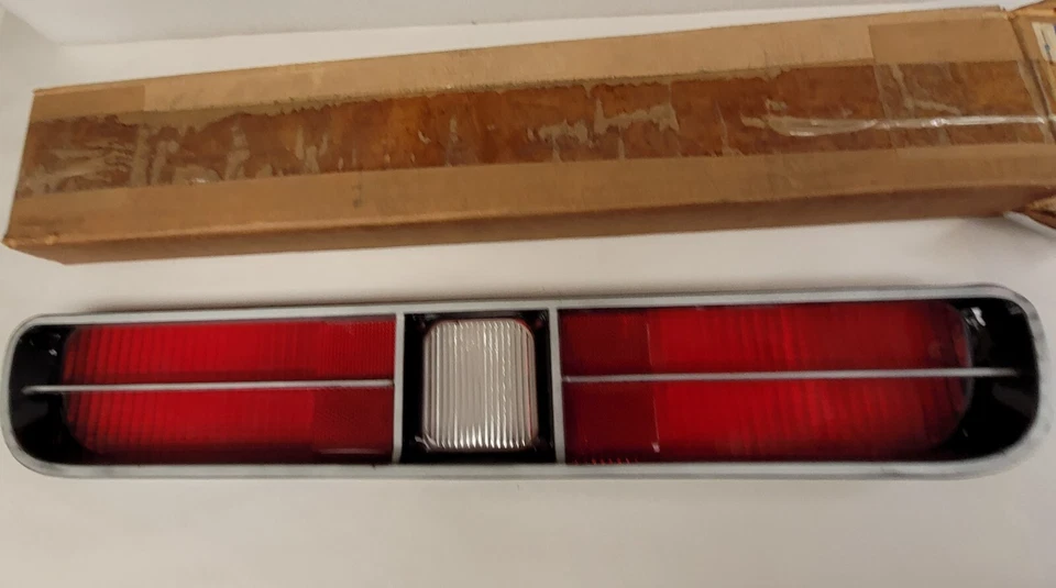 Dodge Coronet 1971 luz trasera izquierda del lado del conductor lámpara lente 3514323 nuevo en stock Foto 4 de 4