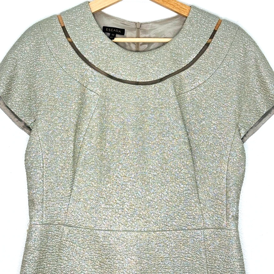 Vestido justo ESCADA jacquard metálico areia clara ombro detalhes tamanho 40/EUA 10 - Imagem 2 de 4