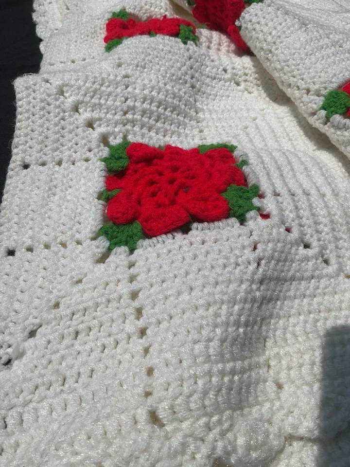 Одеяло вязаное крючком королевского размера белое с 3D красными розами 96 дюймов x 112 дюймов - Изображение 2 из 4