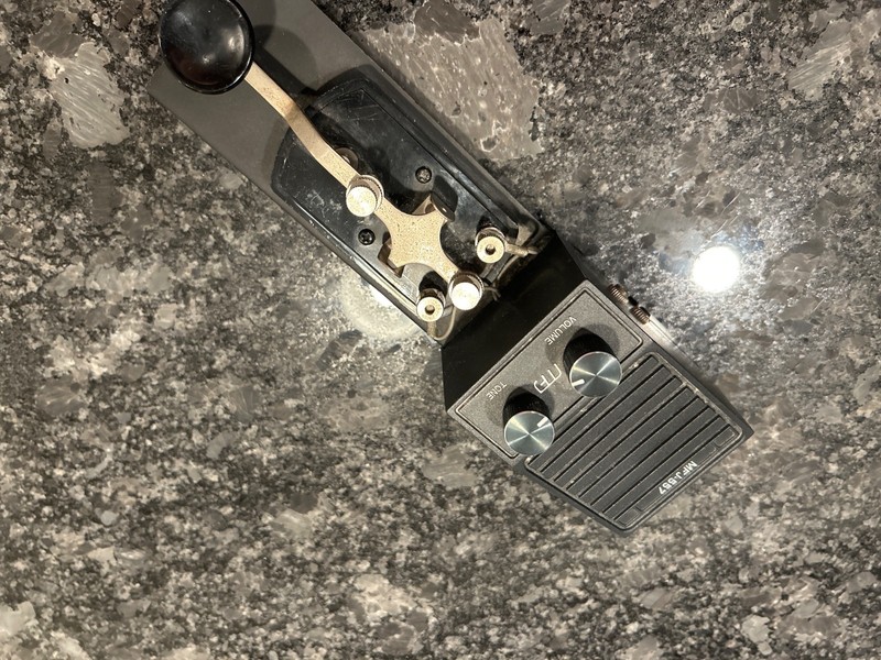 MFJ-557  Morse Code Practice Oscillator Straight Key with Volume andTone Control