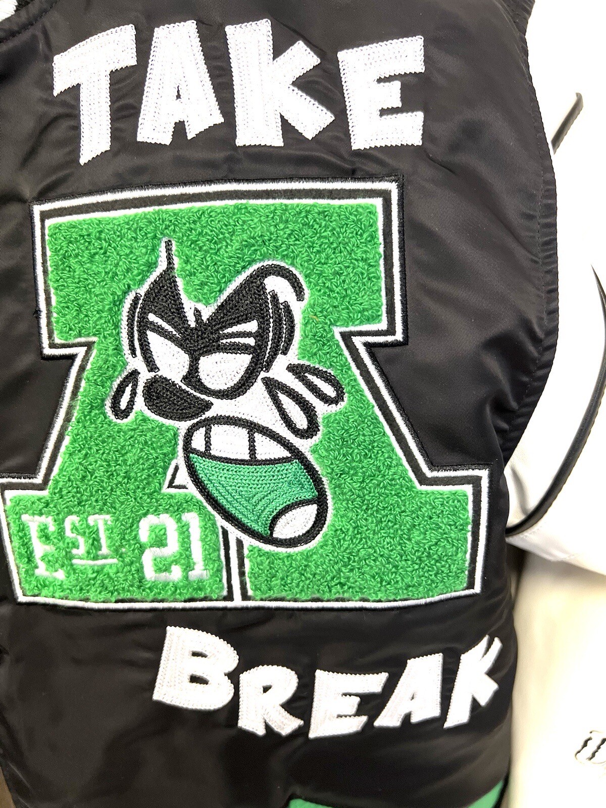 Prima fila ufficio arte e design ricamato da uomo Giacca Varsity taglia S