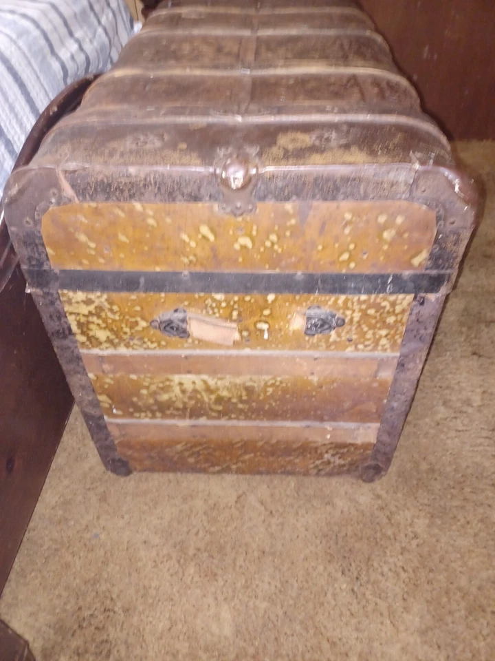 Antiguo baúl de vapor rústico de madera y metal Foto 4 de 4