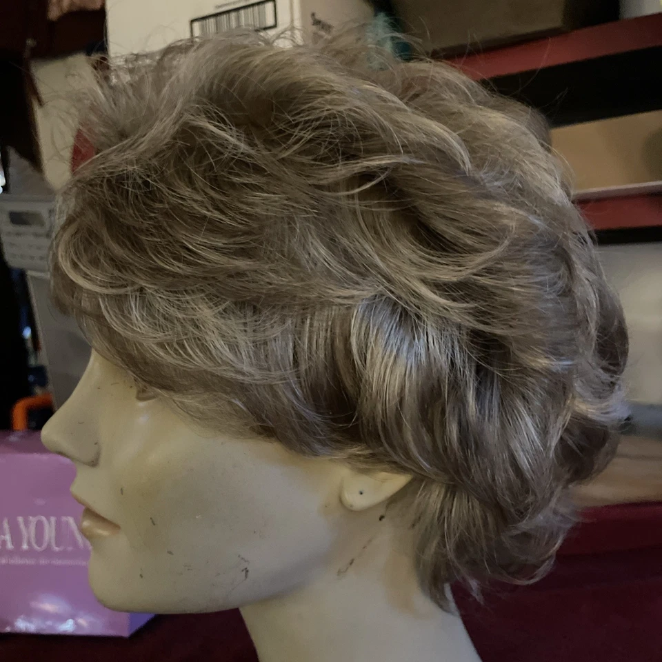 Peluca Paula Young, corta, tintada. Nunca usado, peinado emplumado. Foto 4 de 4