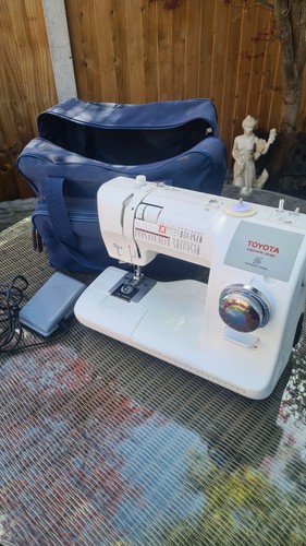 Toyota ergonomische Nähmaschine mit Stichwahlschalter und Pedal komplett mit Tasche