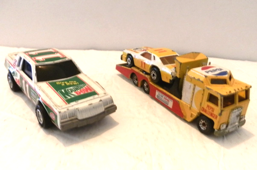 Lot De 2 Voitures NASCAR 1:24 – Darrell Waltrip 1983 Et Jeff Gordon Pepsi 2009 – Action