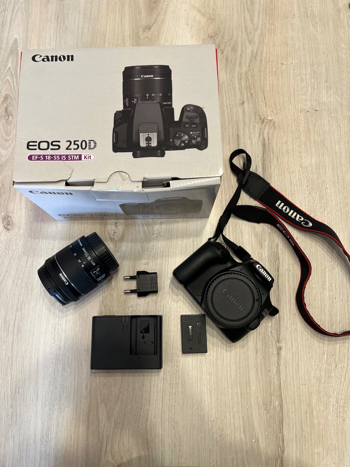Canon EOS 250D DSLR 24MP 18-55 IS STM Reflex Fotocamera Pari Nuovo