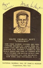 WAITE HOYT - BASEBALL HALL OF FAME PLAQUE POSTCARD SIGNED
