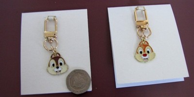 2er SET EMAILLE CLIP ON CHARMS. VERSCHIEDENE DISNEY DESIGNS. LOT 7