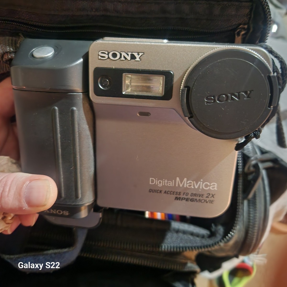 Sony Mavica MVC-FD81 0.9MP Digital Camera - Black & Metallic