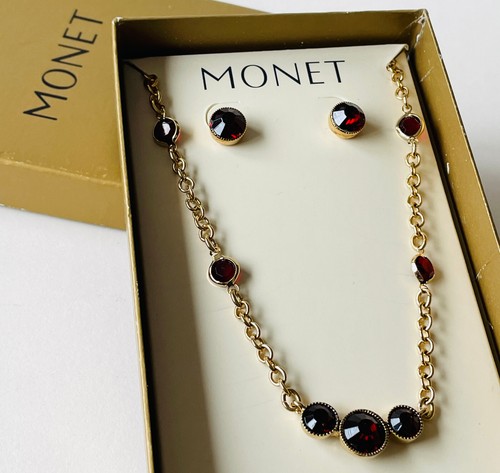 LOVELY MONET GARNET CRYSTAL GOLD TONE NECKLACE & EARRINGS (boxed)