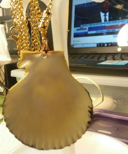 MaryBee Jewelry: 2" Handpainted Shell Pendant On 28" Chain 12-01-2020 (B) - Picture 2 of 7