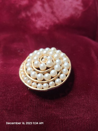 Vintage Corocraft Faux Pearl Gold Tone Brooch Signed - Picture 2 of 6