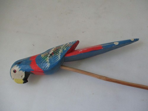 Estatuilla de pájaro tropical vintage de madera tallada de loro en palo - Imagen 3 de 5
