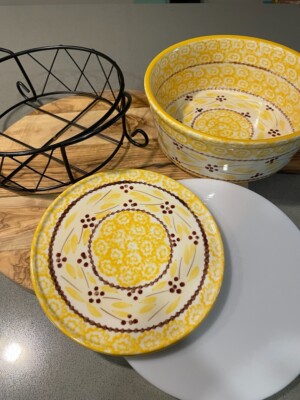 Temptations Old World Yellow 1.5 QT Round Baker Dish Bowl Wire Holder & Lid, EUC