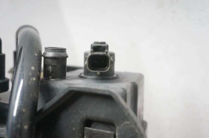 Ford Taurus 2012 bote de vapor de combustible AG1Z-9D653-D fabricante original Foto 3 de 4