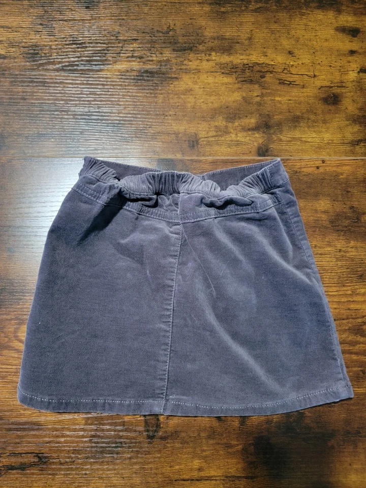 Minifalda de gamuza sintética gris oscuro Crazy 8 talla 5T PRE-PROPIETADA para niñas Foto 4 de 4