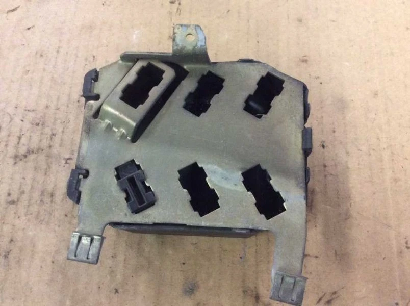 80 81 82 83 84 85 MERCEDES BENZ 300D 300CD 300TD РЕЛЕ ДЕРЖАТЕЛЬ И КРЫШКА - Изображение 3 из 4