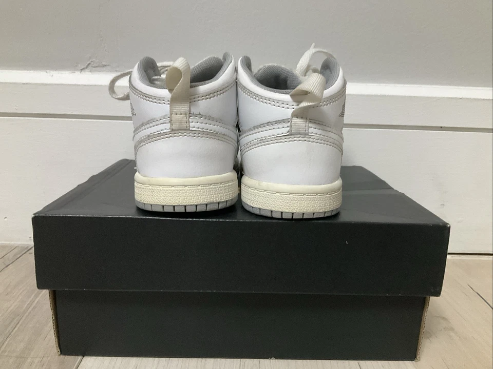 Nike Air Jordan 1 Mid White 8C  (Toddler/baby Shoes) - Imagem 3 de 4