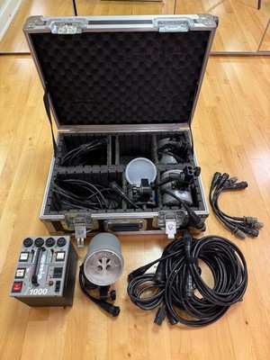 Strobe Light System - Dynalite M1000 Power Pack w/ Case & 4 Flash heads w/cables