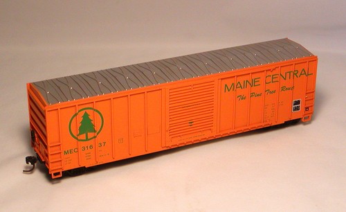 Vintage RTR HO Gauge Roundhouse 50' Single Door Boxcar MAINE CENTRAL #MEC 31637 - Picture 1 of 3