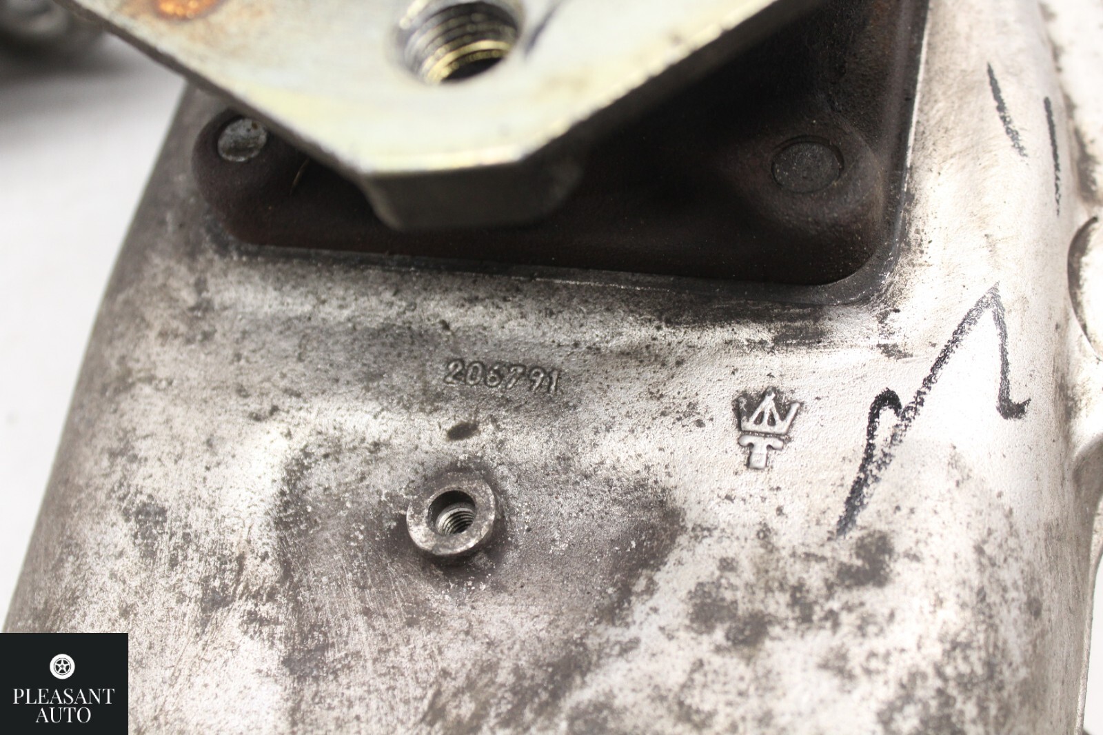 03-11 Maserati Quattroporte S M139 Front Left Side Spindle Knuckle Hub OEM