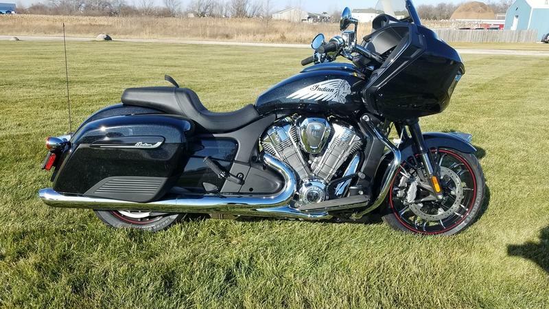 2020 Indian Motorcycle® Challenger Limited Thunder Black Pearl  2020 Indian Motorcycle® Challenger Limited Thunder Black Pearl, Thunder Black Pe