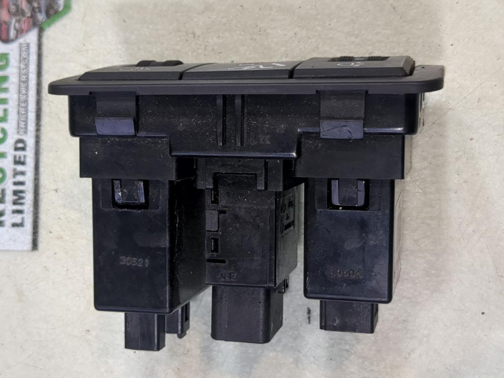 HYUNDAI I20 Active MK1 20082014 Traction Control Switch Panel 93700