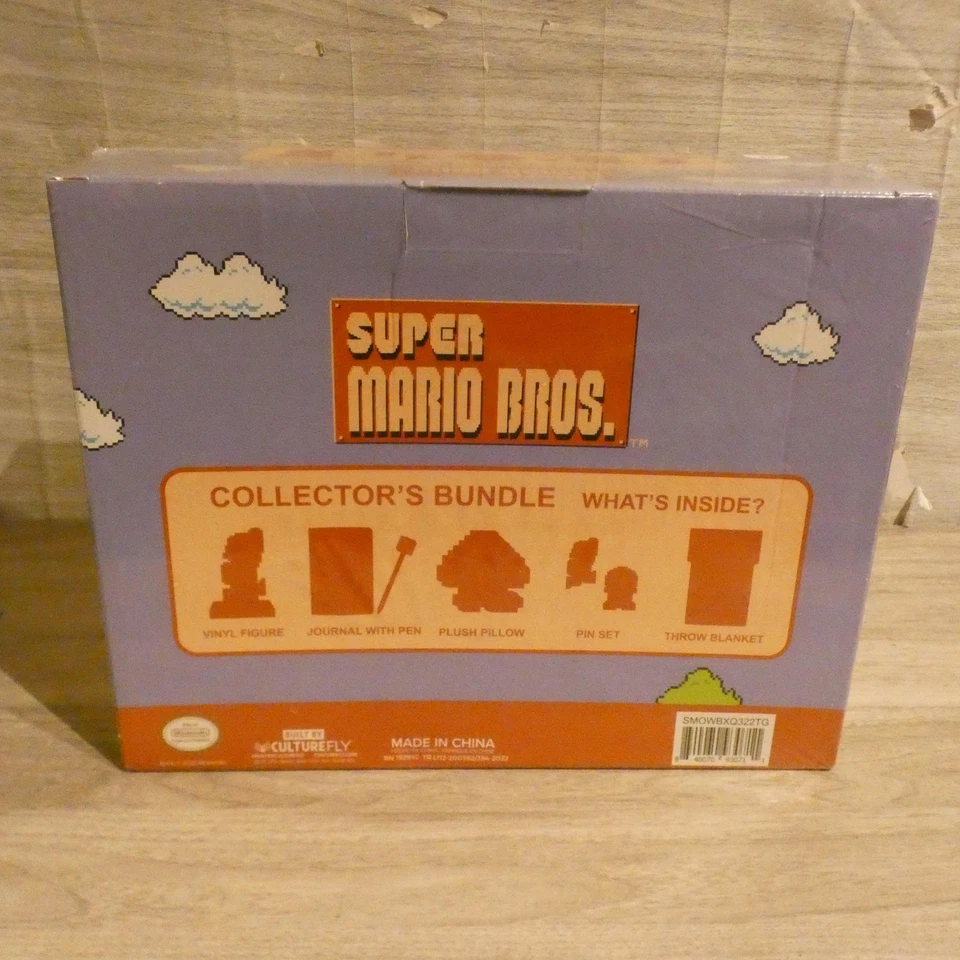 Super Mario Bros Collector's Box Set CultureFly New Vinyl Figure Plush Blanket P - Image 2 of 4