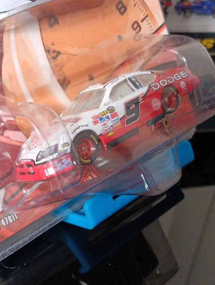 Winners Circle Kasey Kahne Dodge concesionario casco imán y 1:64 diecast China Foto 3 de 4