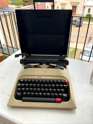 Vintage Olivetti Lettera 12 Typewriter & Case Working, Original Manual Model