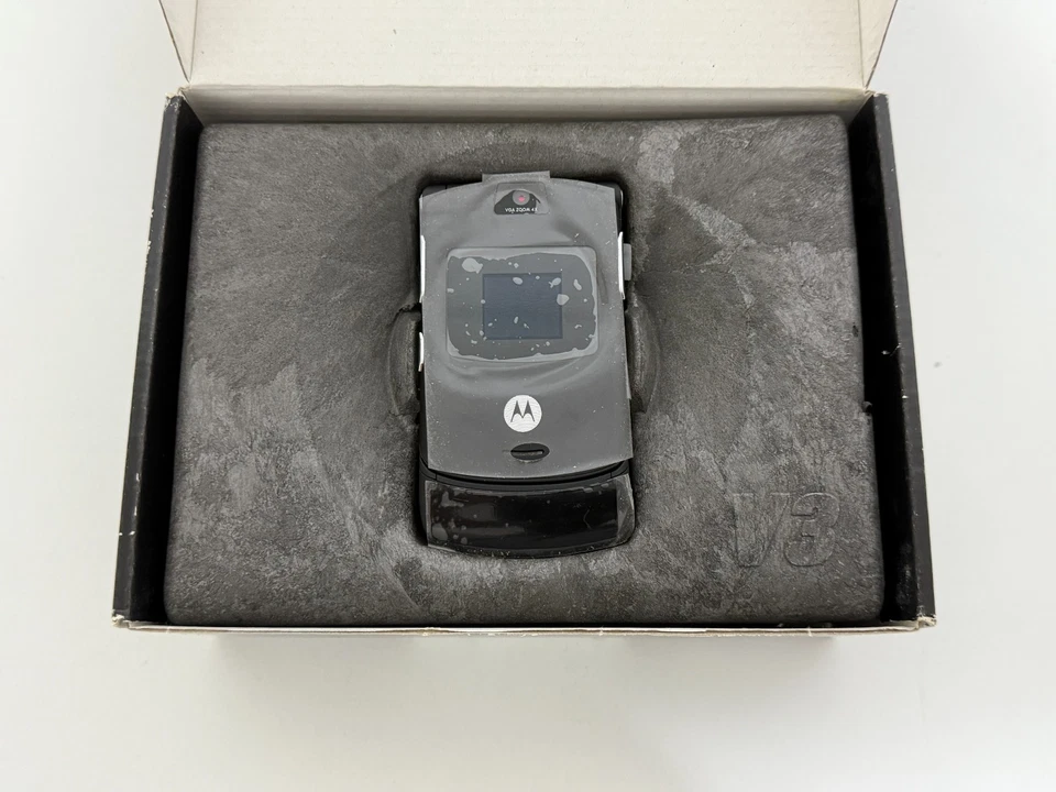 BRAND NEW MOTOROLA V3 RAZR PHONE - UNLOCKED - BLACK - BLUETOOTH - GPRS - Image 2 of 4