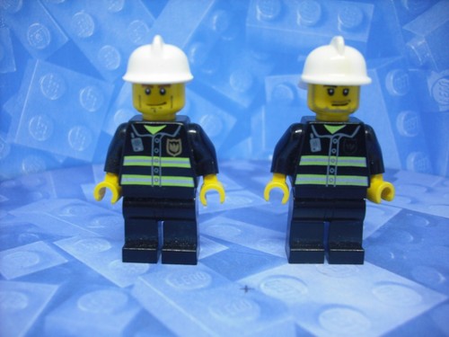 Lego - City - Fire Chief - 4938 and Mini Fire Boat - 4992 - Picture 6 of 7