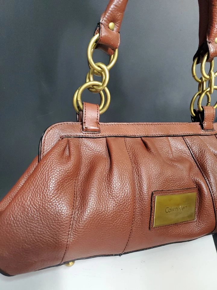 Bolso de Hombro Calvin Klein Cuero Marrón Tostado Estilo Baguette 15x6.5x2.8" Foto 2 de 4