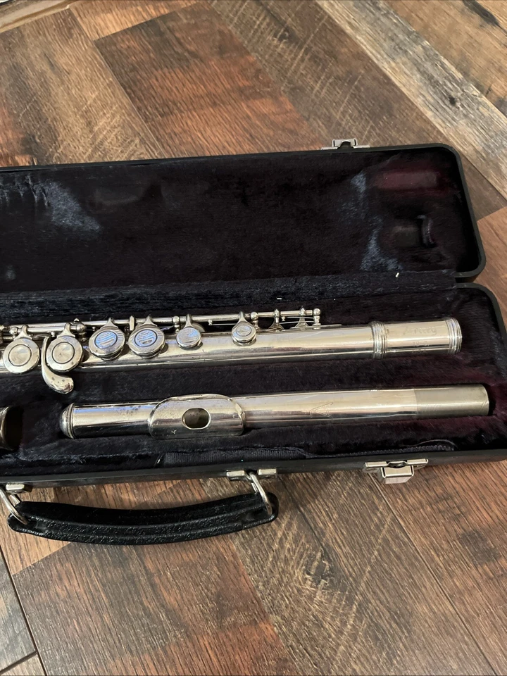 Flauta Artley 17-0 banhada a prata, EUA, furo fechado com estojo - Imagem 4 de 4