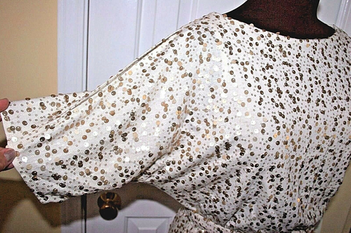 Beige by Eci Pailletten Blouson Kleid 8 Elfenbein Cold Shoulder Dolman Ärmel $ 130 Neu mit Etikett - Bild 7 von 7