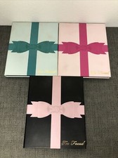 Too Faced Grande 3 palety cieni do powiek GUC zestaw świąteczny z kokardkami na nich