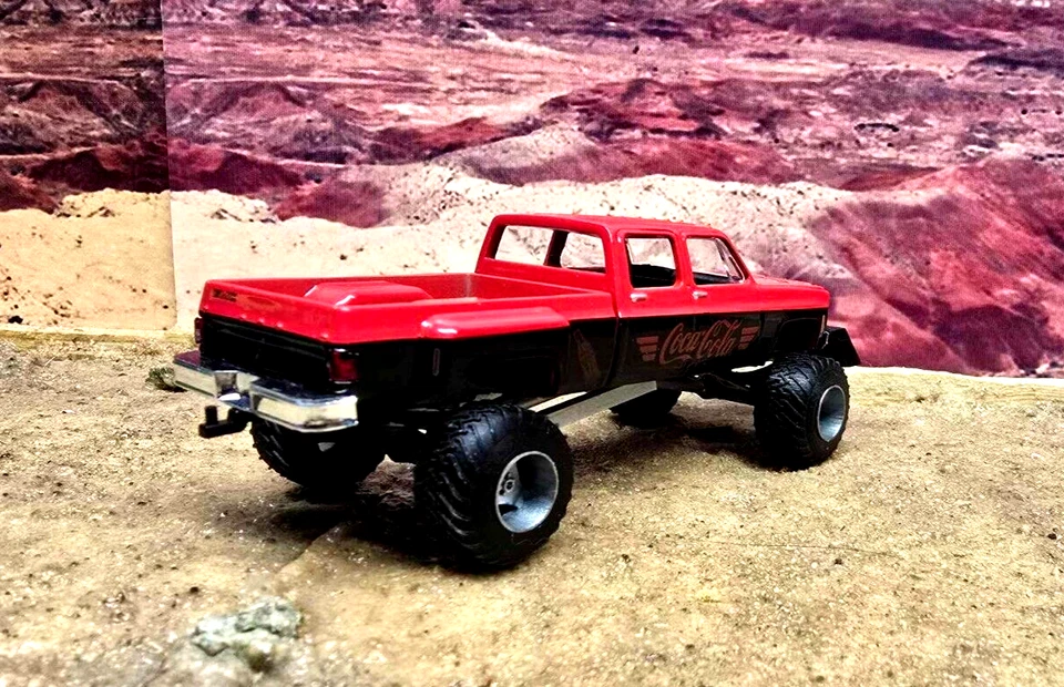 1/64 GMC Sierra 3500 4x4 Pulling Truck Crew Cab CocaCola M2 Machines Greenlight - Image 4 of 4