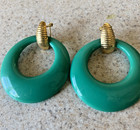 VINTAGE KELLY GREEN & GOLD TONE 2" HOOP PIERCED EARRINGS — photo 3